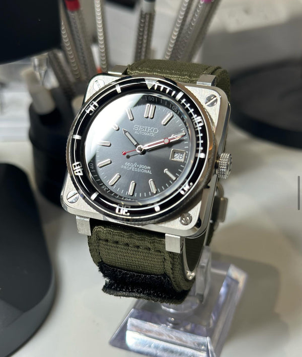 Seiko MOD - Type Square DIVER 42.5mm Manufacture Cadran noir trotteuse rouge