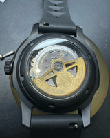 N.A TIMEKEEPING - Nautic NATK 40mm  PVD NOIR MAT V1  Cadran CARBON NOIR INCRUSTATION OR JAUNE  FMK Gauffré