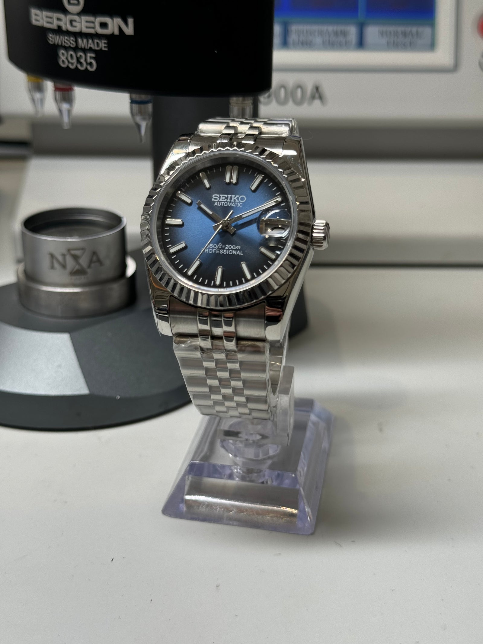 Montre OMAX D006 Sportive - Mouvement Seiko, Boîtier 38mm Doré Rose, Bracelet Bleu Silicone - Neuve