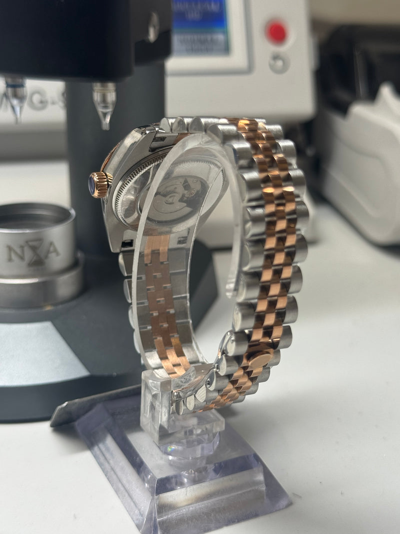 Lady Classic Date / N.A / bi-ton 31 mm lunette sertie Zirconium cadran Aubergine