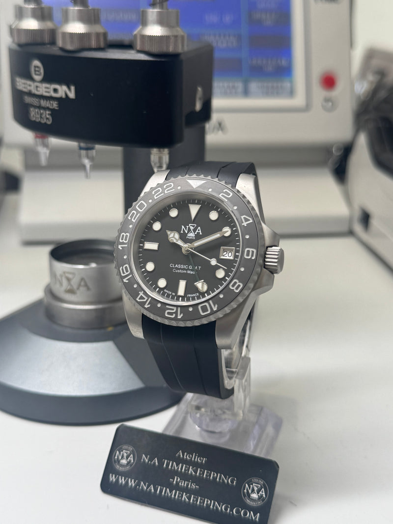 Seiko MOD - N.A Classic GMT boitier microbillé - rubber noir déployant